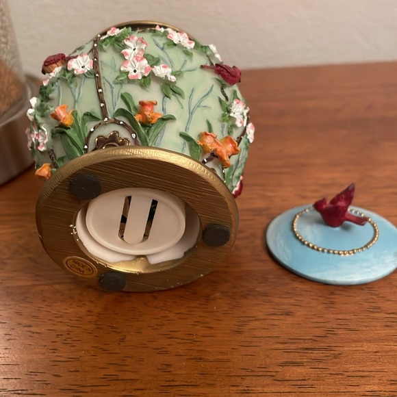 Resin Trinket Box with Red Birds or Cardinals - Picture 5 of 7